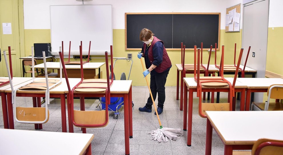 Collaboratore scolastico quante aule deve pulire