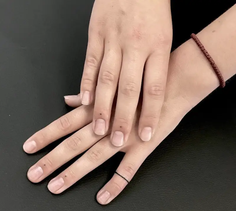 Cosa significano i puntini tatuati sulle dita